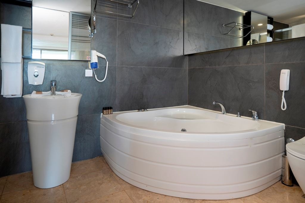 rooms-romantic-with-private-pool