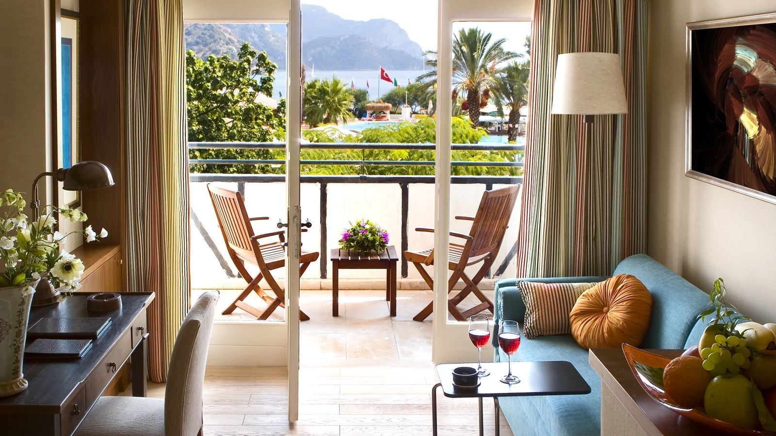 rooms-deluxe-room-sea-view-with-balcony