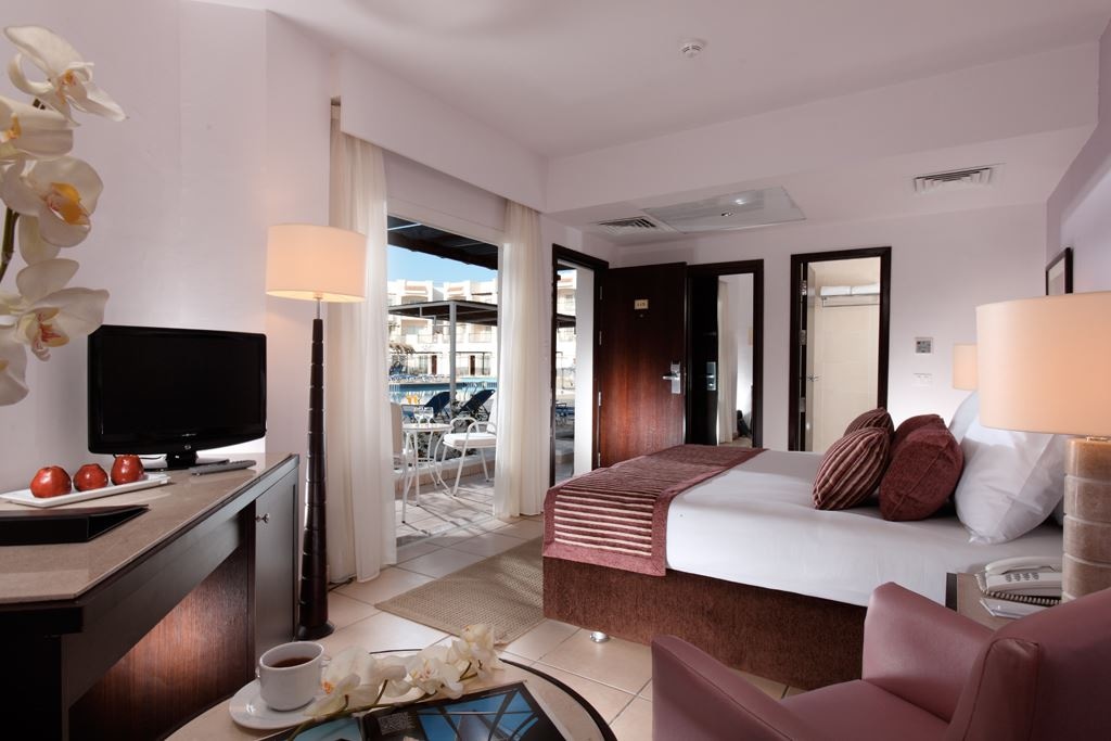 rooms-room-standard-poolview