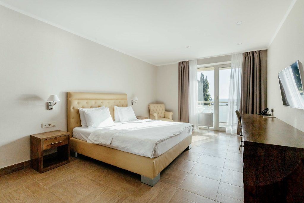 rooms-suite-balcony-park-view