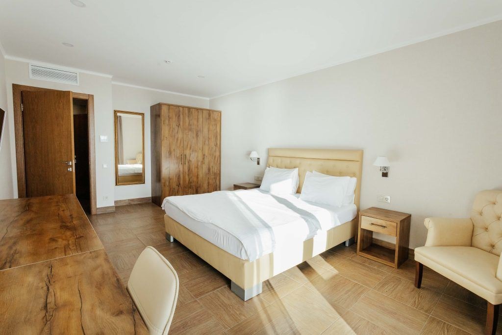 rooms-suite-balcony-park-view