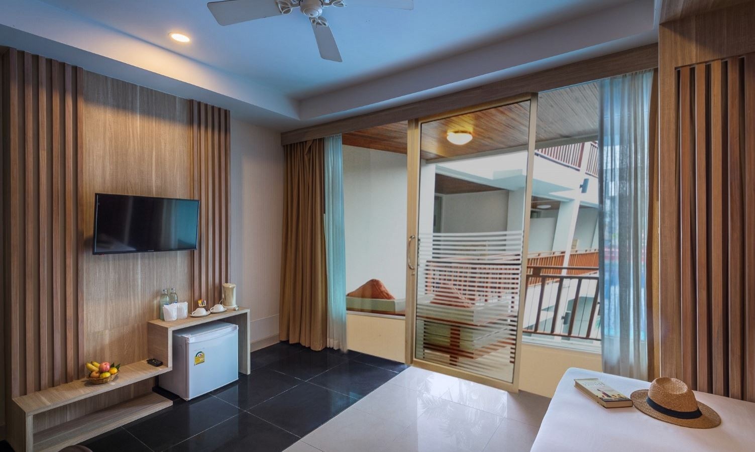 rooms-deluxe-balcony