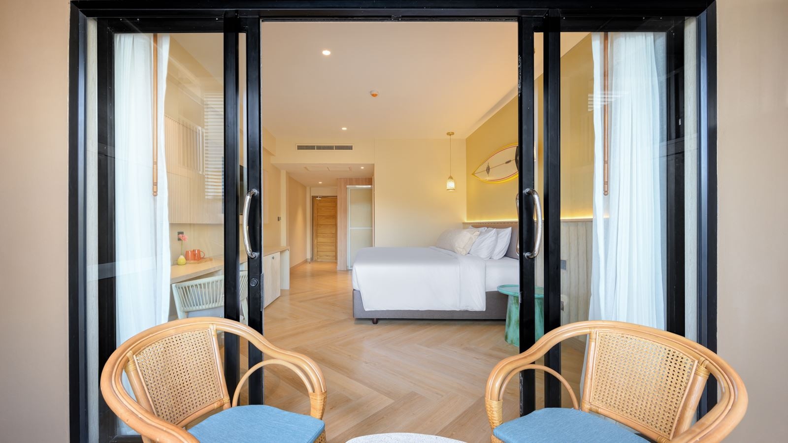 rooms-deluxe-balcony