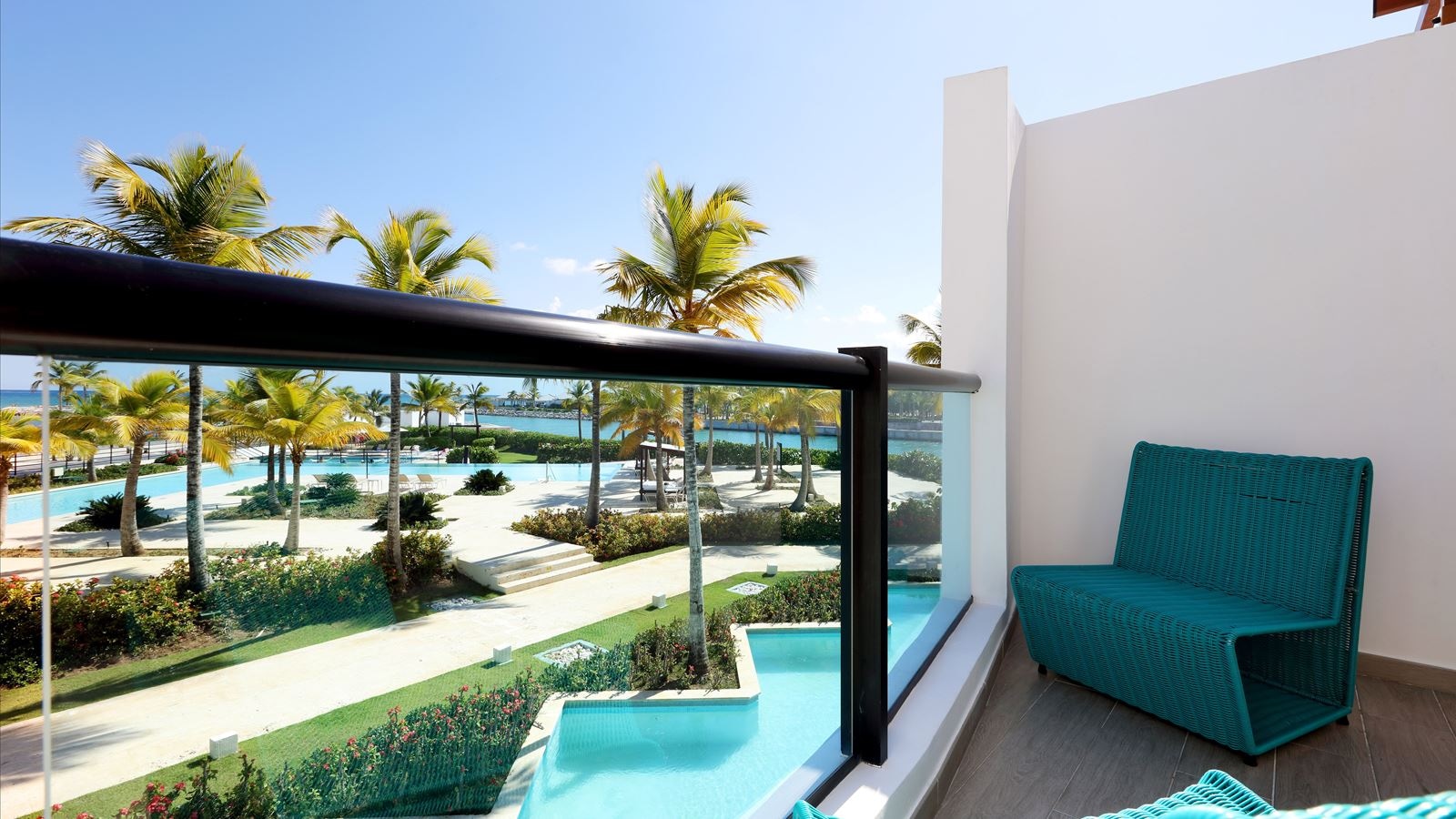rooms-junior-suite-poolside-ocean-view