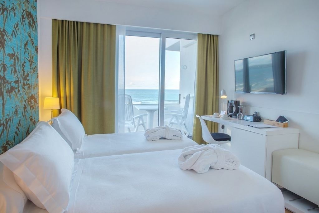 rooms-double-sea-front-view--balcony