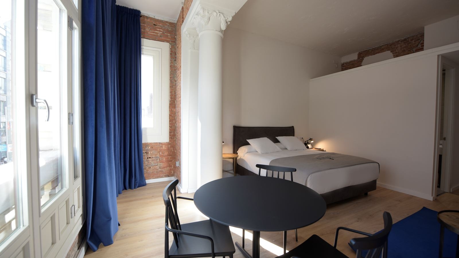 rooms-family-room-deluxe