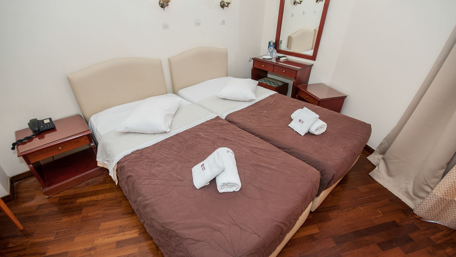 rooms-quadruple-three-beds