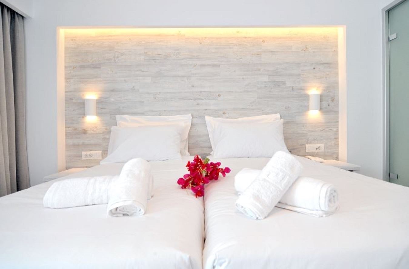 rooms-deluxe-junior-suite-pool-view