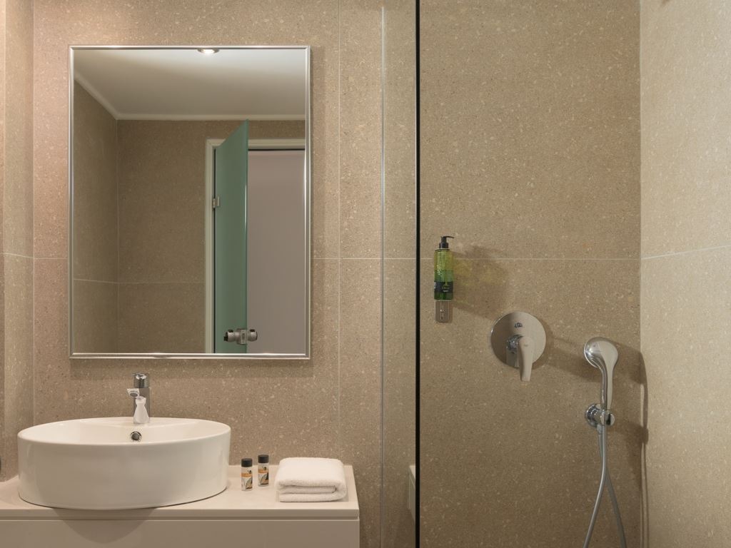 rooms-suite-junior-sharing-pool-mountain-view