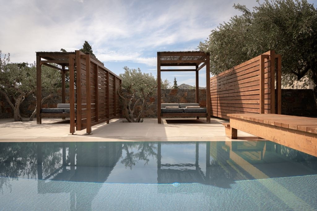 rooms-suite-junior-sharing-pool-mountain-view