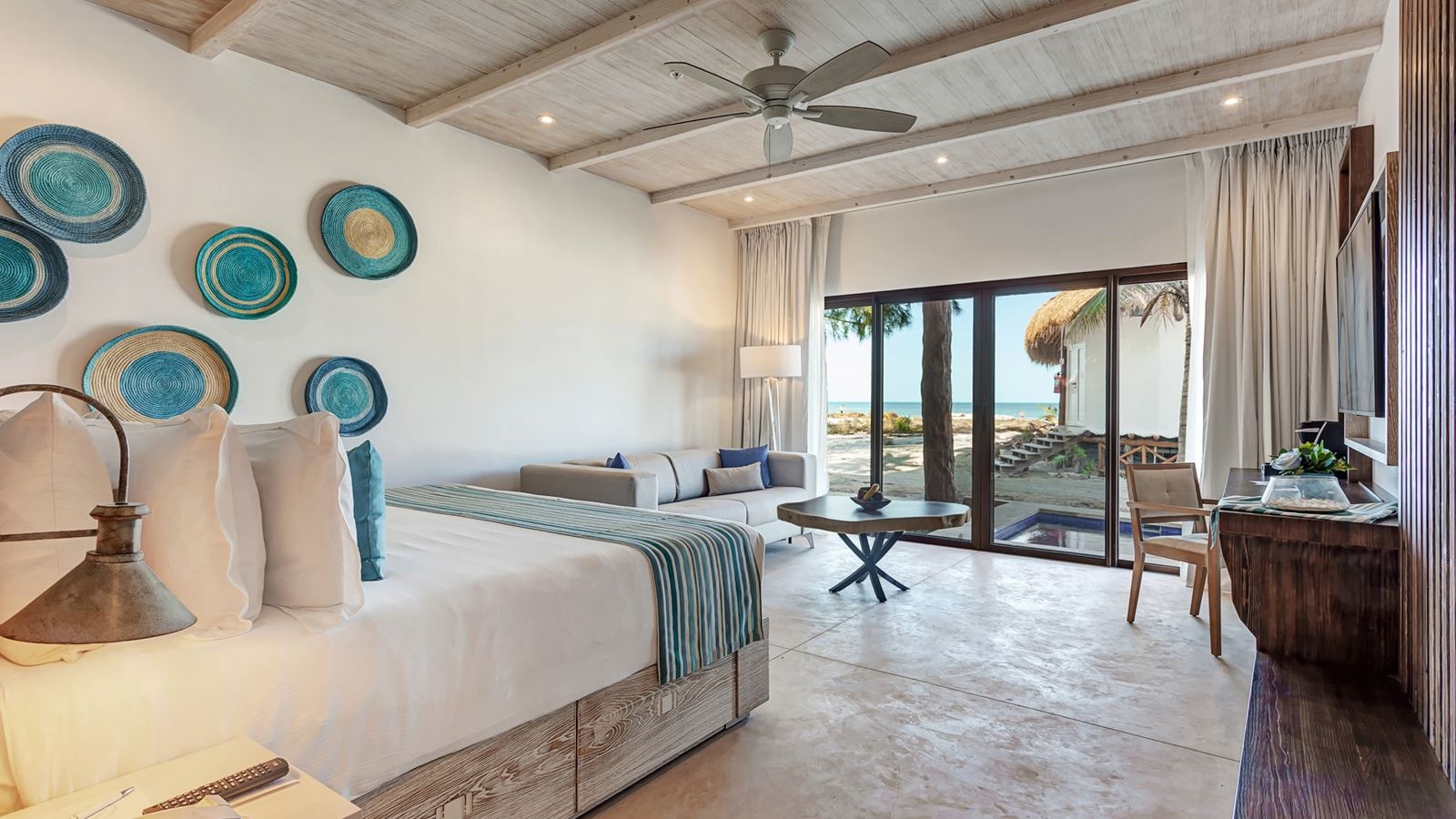 rooms-deluxe-junior-suite-ocean-front-swim-out
